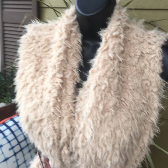 BBX Lephsnt faux fur vest - Picture 2 of 6